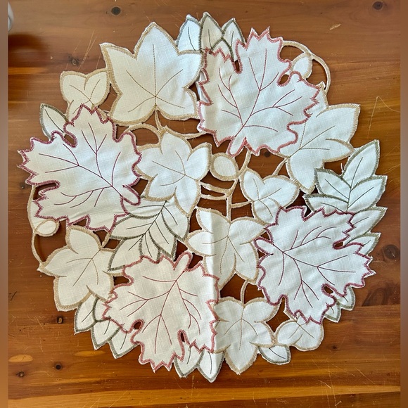 Maple Leaf Cut Out Doily - Picture 1 of 3